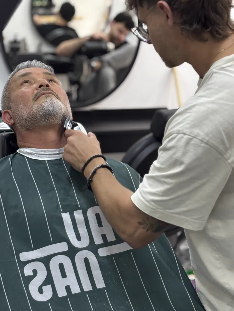 Arreglo de barba frente al espejo del salón
