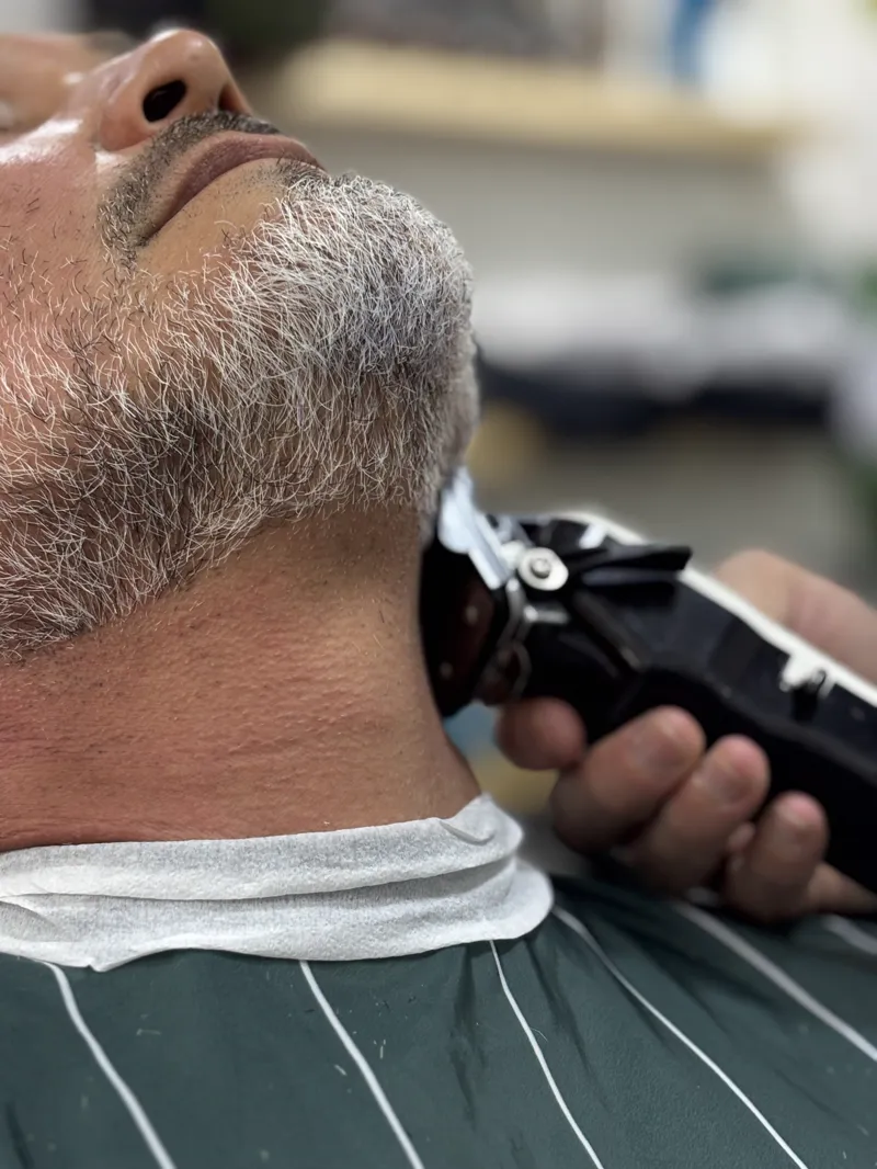 Arreglo de barba con máquina en el salón